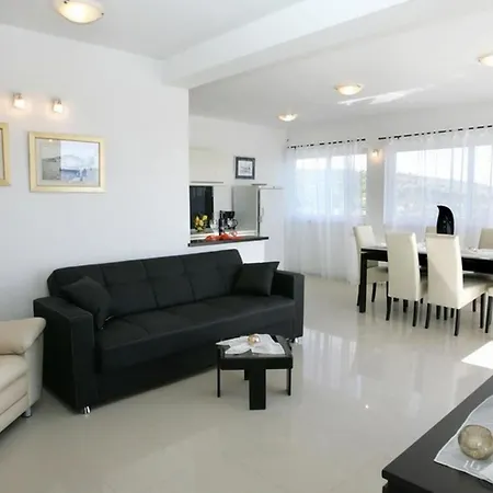 Βίλα Okrug Gornji Luxurious Escape With Pool - Five Bedroom With Pool