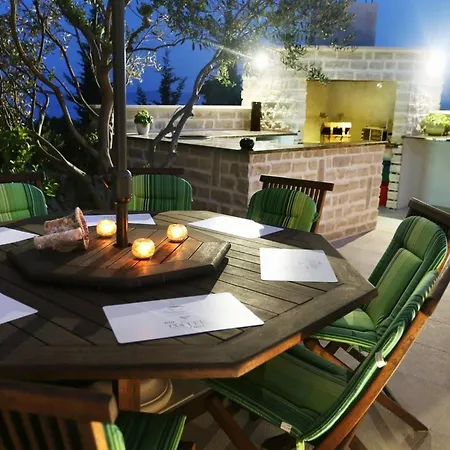 Βίλα Okrug Gornji Luxurious Escape With Pool - Five Bedroom With Pool