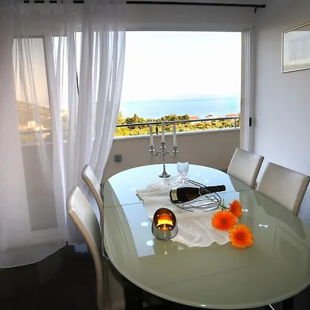 Okrug Gornji Luxurious Escape With Pool - Five Bedroom With Pool