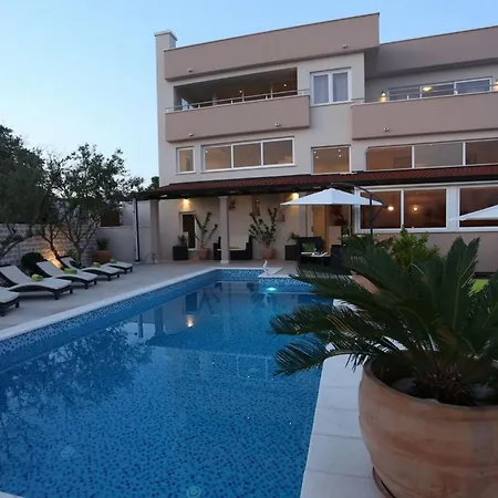 Okrug Gornji Luxurious Escape With Pool - Five Bedroom With Pool Villa