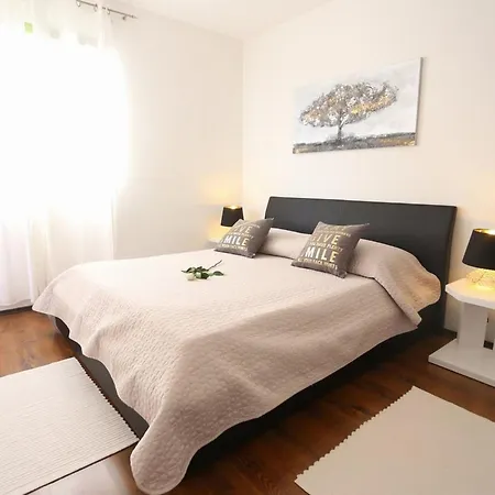 Okrug Gornji Luxurious Escape With Pool - Five Bedroom With Pool