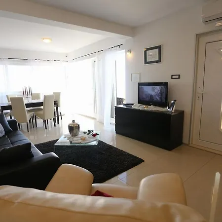 Villa Okrug Gornji Luxurious Escape With Pool - Five Bedroom With Pool *