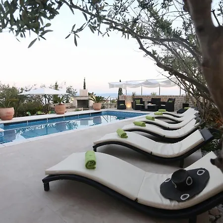 Villa Okrug Gornji Luxurious Escape With Pool - Five Bedroom With Pool Trogir