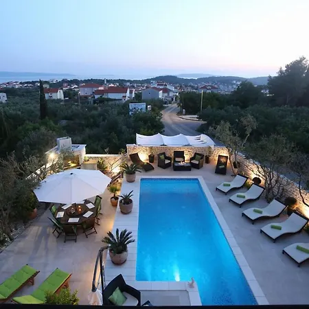 Okrug Gornji Luxurious Escape With Pool - Five Bedroom With Pool *
