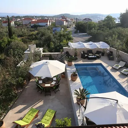Okrug Gornji Luxurious Escape With Pool - Five Bedroom With Pool Villa *